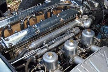Der berühmte Reihensechszylinder leistet im E 265 SAE-PS, nach DIN-Zählung etwa 210.