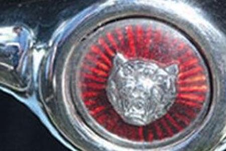 ...und der Katzenkopf im Kühlermaul erinnern daran, dass dieses Auto von 1961 ist.