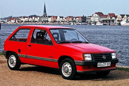 Der direkte Vorgänger gibt sich hingegen eher kantig und gemessen am VW Polo (1975), erscheint der Corsa A 1982 recht spät a...
