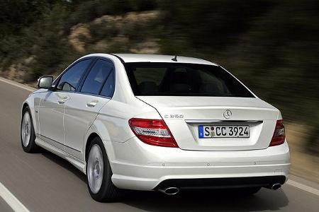 Auf langen welligen Straßen bietet der neue Benz ein hohes Maß an Fahrkomfort.