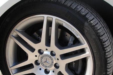 Hinter den AMG-Rädern sitzt die vergrößerte Bremsanlage mit gelochten Scheiben.