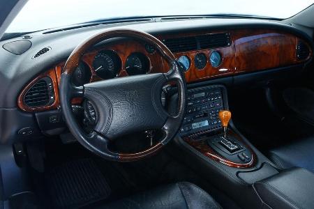 Jaguar XK8, Cockpit