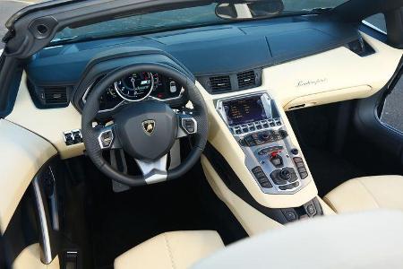 Lamborghini Aventador LP 700-4, Cockpit