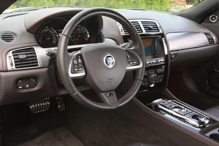 Jaguar XKR-S, Cockpit