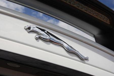 Jaguar XKR-S, Emblem