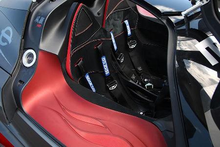 Da der ALMS-Renner nur einen Fahrerplatzv orsieht, geht es zu zweit kuschelig eng zu.