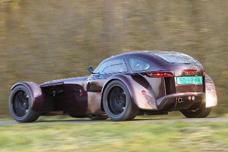 Der primär als GT4-Rennfahrzeug konzipierte Hecktriebler überraschte die Fachwelt mit einer aus Kohlefaserverbundstoff gefer...