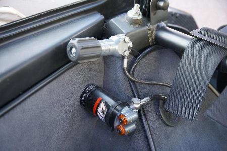 Die Fahrwerksverstellung erfolgt ebenfalls im Heckinneren.