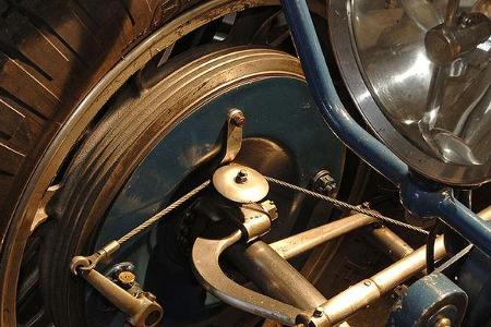 Die Trommelbremsen werden Bugatti-typisch per Seilzug betätigt.