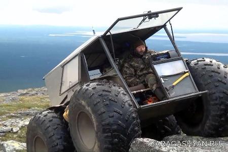 Eine Lenkung im herkömmlichen Sinne ist nicht vorhanden, Garagashyan steuert seinen Amphibien-Geländewagen wie ein Kettenfah...