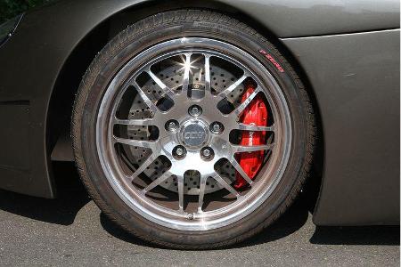 Sportpaket: Leichtmetallräder, Pirelli-PZero-Reifen, Brembo-Bremsanlage