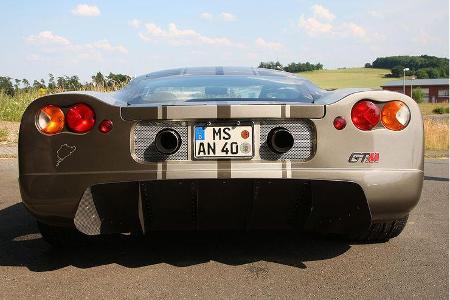 Die Optik erinnert an GT40 und ein wenig auch an Koenigsegg. Wer ein Sportgerät dieser Klasse sein Eigen nennt sieht darüber...