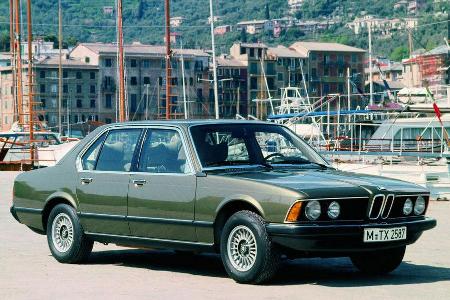 So ging es los: Der erste 7er von BMW kam 1977 als Nachfolger der E3-Baureihe auf den Markt. Intern hört der Premieren-7er a...