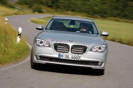 2008 brachte BMW die fünfte 7er-Generation, den F01. Der Motorenvielfalt bleib BMW treu: Vom 6-Zylinder-Reihenmotor mit 320 ...