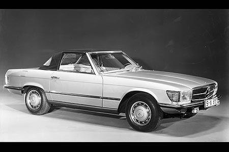 Mercedes-Benz 350 SL, Roadster mit Coupédach1971-1985. Er war der erste SL mit breiten, eckigen Scheinwerfern.