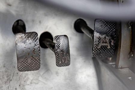Aston Martin MK II, Pedalerie
