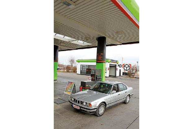 BMW 524 TD, Tankstelle