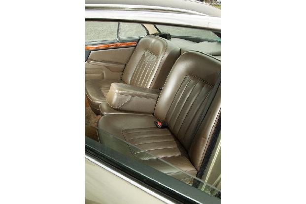 Daimler Double Six, Fondsitze
