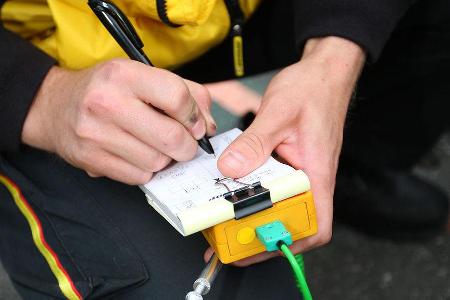 Nebenbei notieren die Mannen von Raeder Motorsport die Temperaturdaten der Reifen.