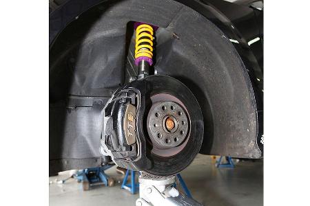 Im zweiten Teil macht sich die Mannschaft daran, das Fahrwerk entsprechend seiner Arbeitsumgebung anzupassen.