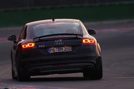 Im letzten Licht des Tages brennt der Raeder Motorsport-Audi TTS sein Feuerwerk ab.