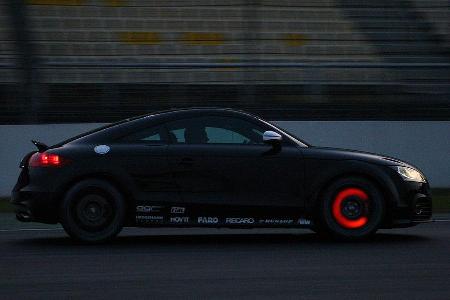 Mit glühenden Bremsscheiben und glühenden Wangen der Mannschaft überquert das Duo Übler/Audi ...