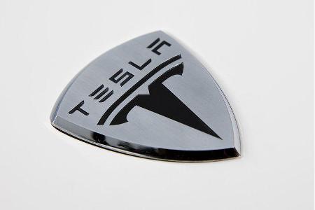 Laut Hersteller benötigt der Tesla Roadster 3,9 Sekunden auf Tempo 100 und erreicht eine Höchstgeschwindigkeit von 200 km/h.