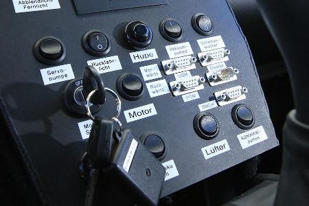 Innen stellt der eRuf seinen Prototypenstatus unverhohlen zur Schau.