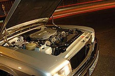 Unter dem großen Luftfilter lauern die Zylinderbänke des raumfüllenden Fünfliter-Alu-V8. ABS und ein nachgerüsteter G-Kat ma...