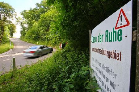Audi A8 Hybrid, Seitenansicht, Schild