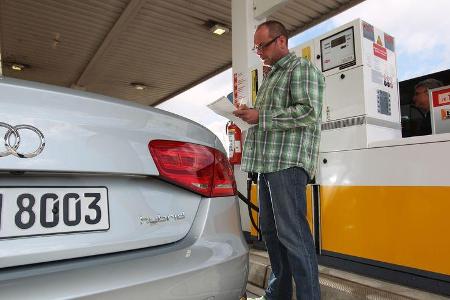 Audi A8 Hybrid, Tankstelle