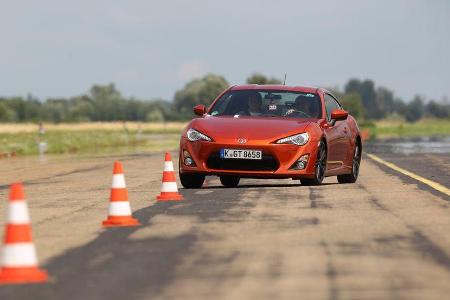 Toyota GT 86, Frontansicht, Slalom