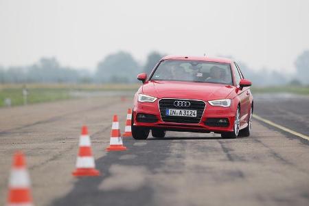 Audi A3 1.8 TFSI, Frontansicht, Slalom