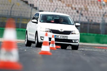 Skoda Rapid 1.2 TSI Green Tec, Frontansicht, Slalom