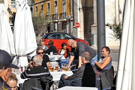 Opel Adam, Seitenansicht, Straßencafe