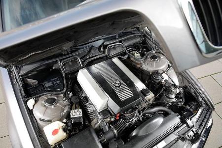 Youngtimer-Fahrbericht-BMW-740i-Motor