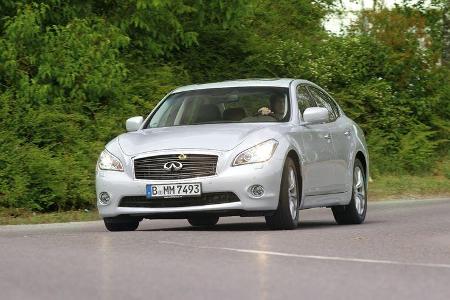 Infiniti M35h GT, Frontansicht, Kurvenfahrt, Licht an