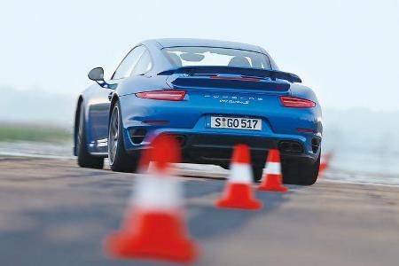 Porsche 911 Turbo S, Heckansicht, Slalom