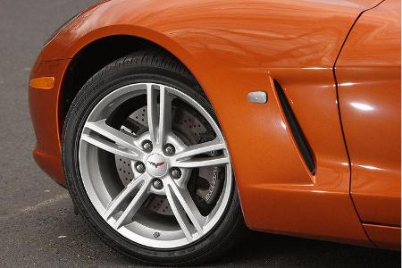 Prägnantes Fünfspeichen-Design der 18 Zoll großen Felgen an der Vorderachse. Hinten sind 19-Zöller mit Reifen der Größe 285/...