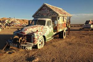 Oldtimer als Kunstobjekte mit religiösen Motiven