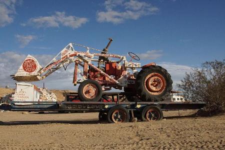 Salvation Mountain Cars, Traktor