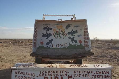 Salvation Mountain Cars, Traktor