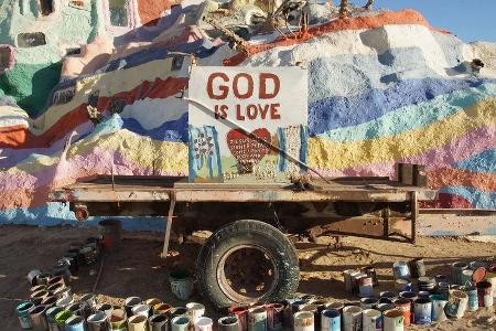 Salvation Mountain Cars, God-is-Love-Anhänger