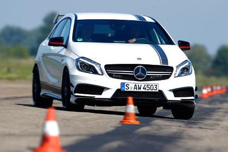 Mercedes A 45 AMG, Frontansicht, Slalom