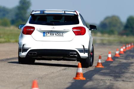 Mercedes A 45 AMG, Heckansicht, Slalom