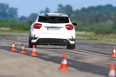 Mercedes A 45 AMG, Heckansicht, Slalom