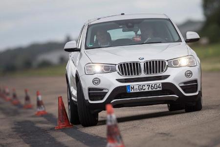 BMW X4 xDrive 35d, Frontansicht, Slalom