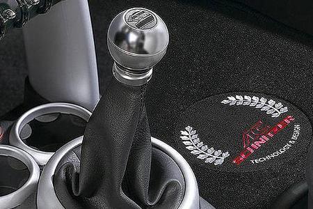 Innen: Schaltknopf in Alu-Optik.
