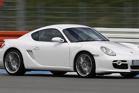 Die Optik des schlanken Cayman S hat mit dem 4.165 Euro teuren Aero-Kit grundsätzlich gewonnen.