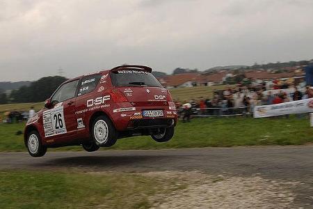 Ein höhenverstellbares Fahrwerk, spezielle Cup-Bremsbeläge, ein Unterfahrschutz und eine Auspuffanlage mit Sportkats zeichne...